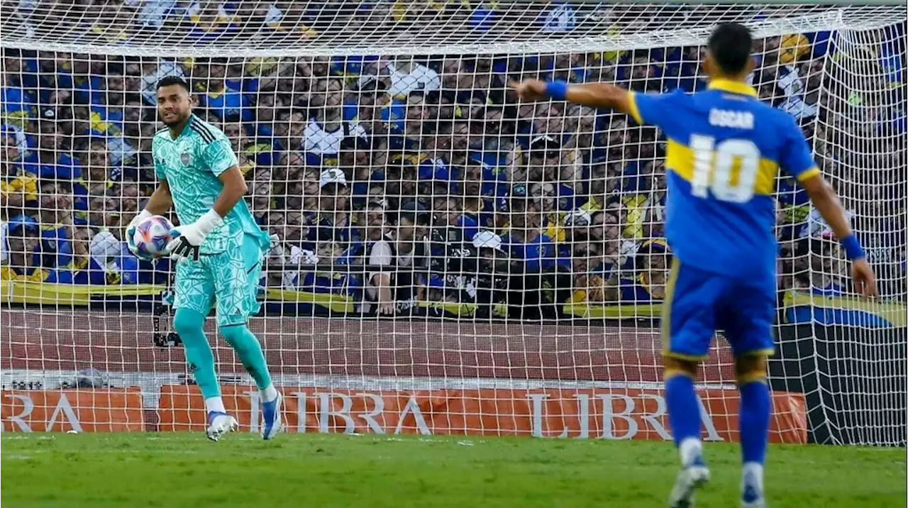 Sergio Romero, de ser héroe a generar preocupación: atajó un penal ante Central Córdoba y terminó dolorido