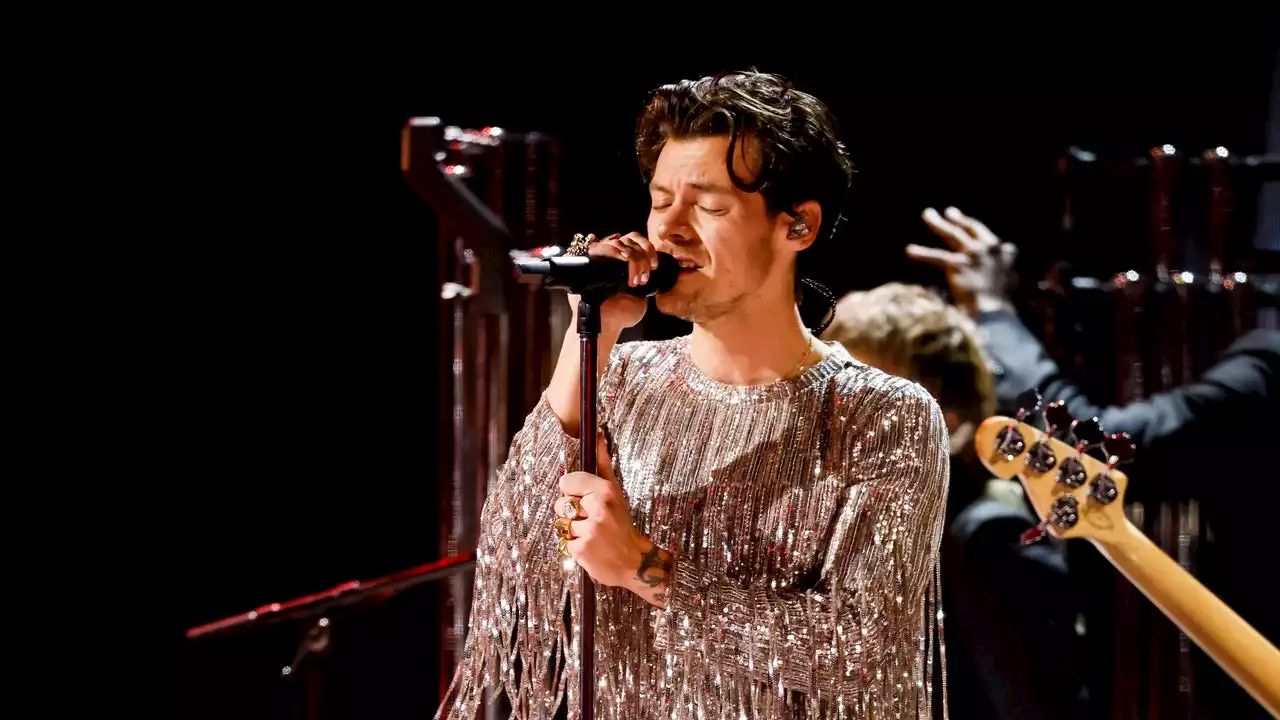 Salomé fue primero: Harry Styles brilla con un mono de flecos de Gucci en los Grammy