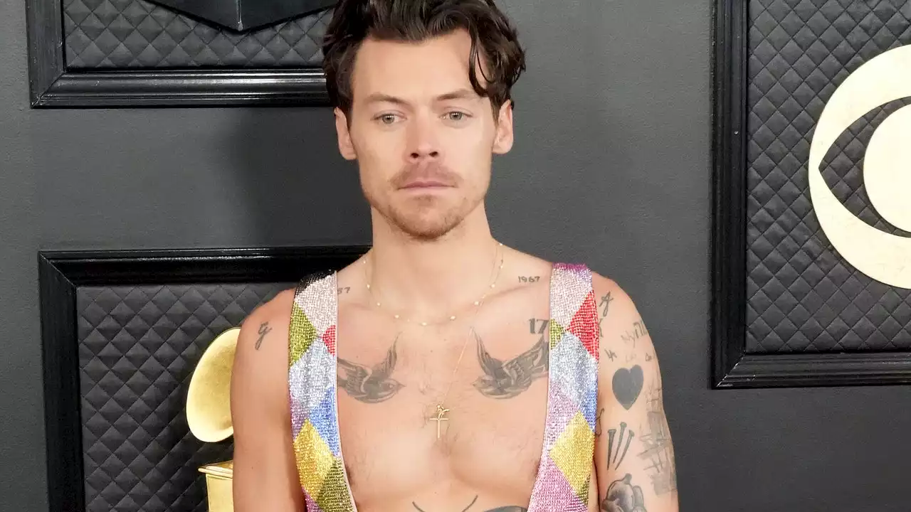 Torse apparent, Harry Styles fait grimper la température sur le tapis rouge des Grammys