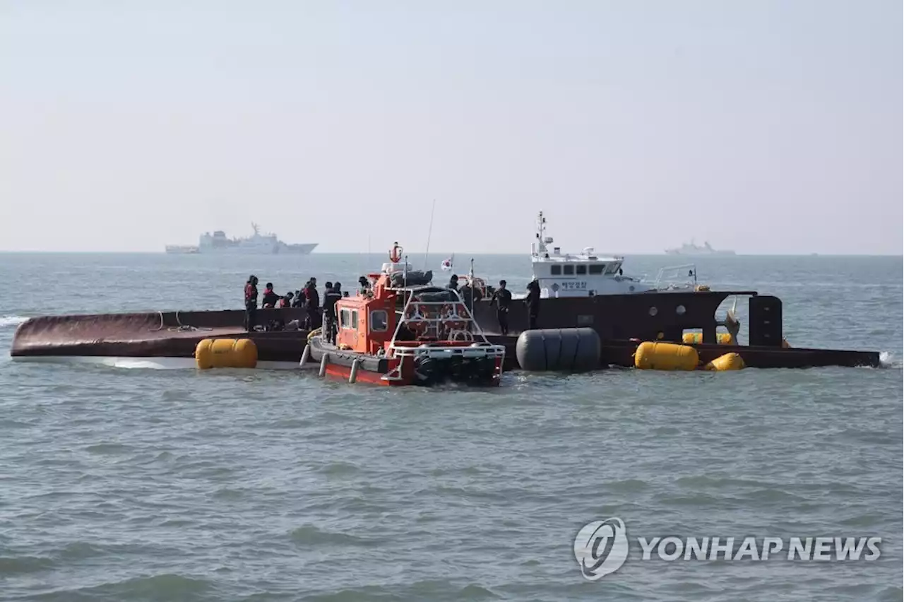 물 퍼내던 청보호 기관장, 선내서 발견…생존자 진술과 일치 | 연합뉴스