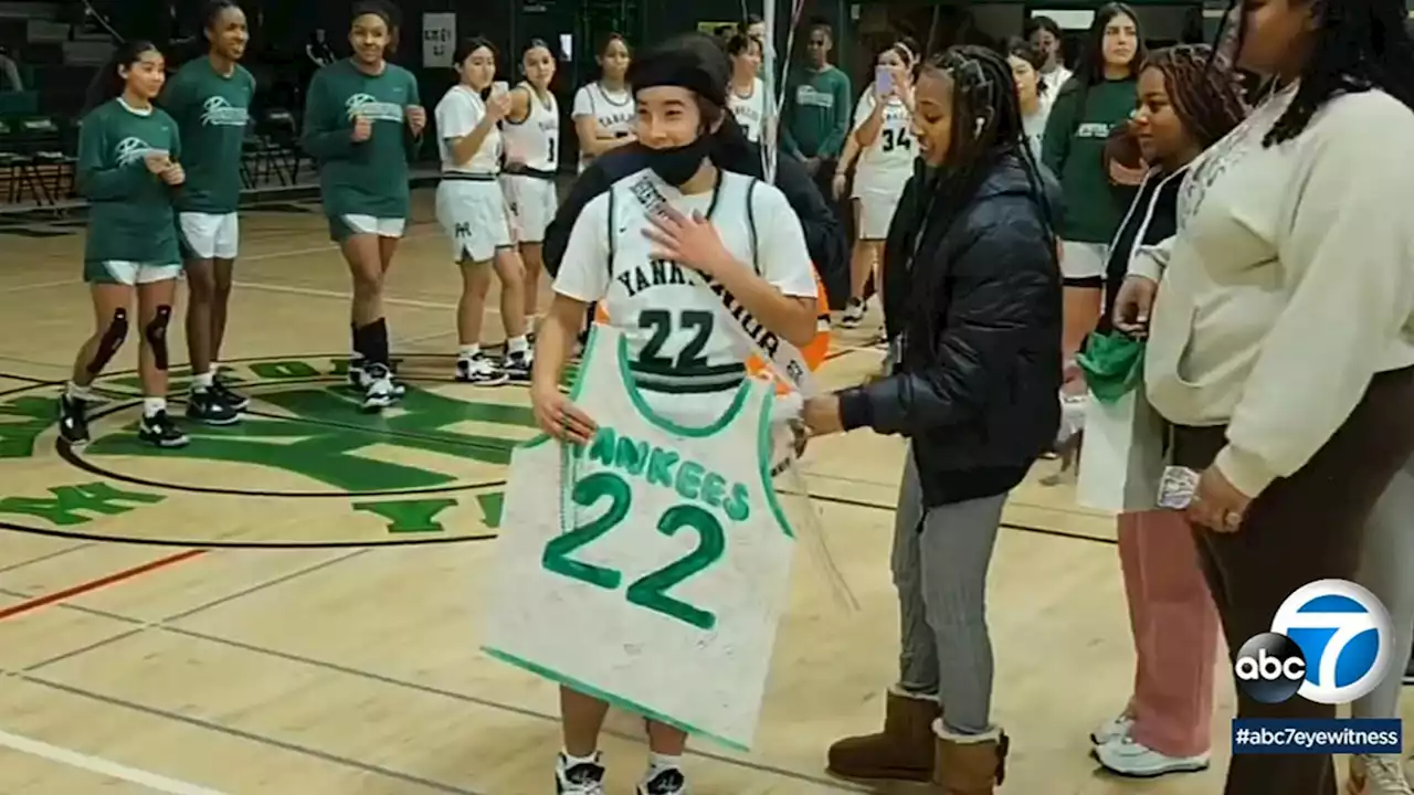 Hamilton High School special-needs student inspires with performance on the basketball court