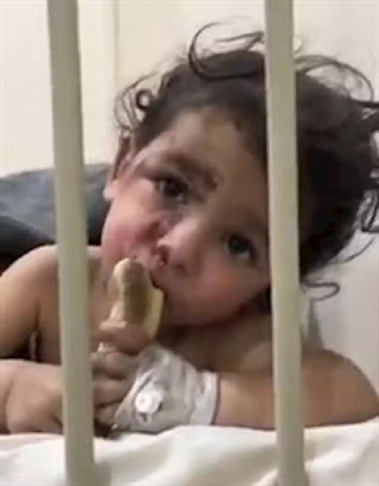 طفل سوري أنهكته الأنقاض بعدما أودى الزلزال بحياة عائلته بأكملها (فيديو)