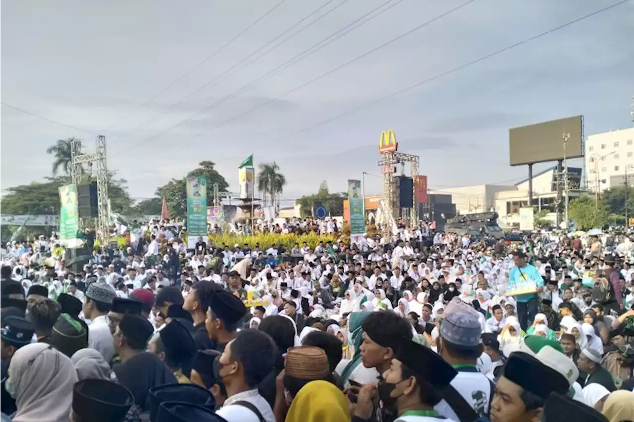 Warga nahdliyin padati jalan depan Gelora Delta Sidoarjo