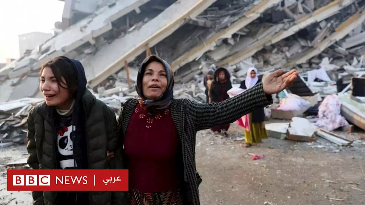 فرق الإغاثة تسابق الزمن لانتشال العالقين تحت أنقاض زلزال تركيا وسوريا - BBC News عربي