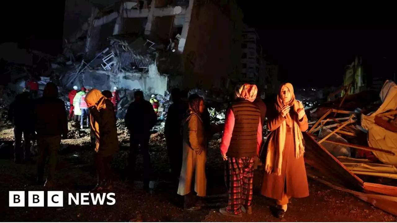 Turkey quake: Heavy rain hampers rescue efforts