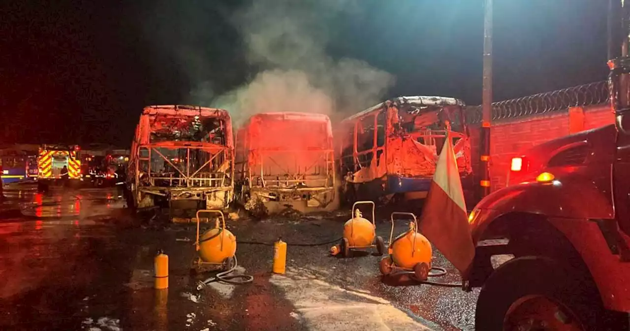 Un herido y siete buses quemados y dejó incendio en parqueadero del SITP en Bosa, sur de Bogotá