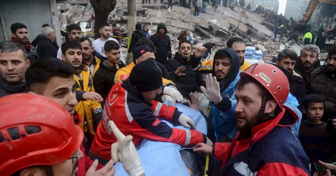 Una luz de esperanza en Turquía y Siria: videos muestran rescates luego de devastador terremoto