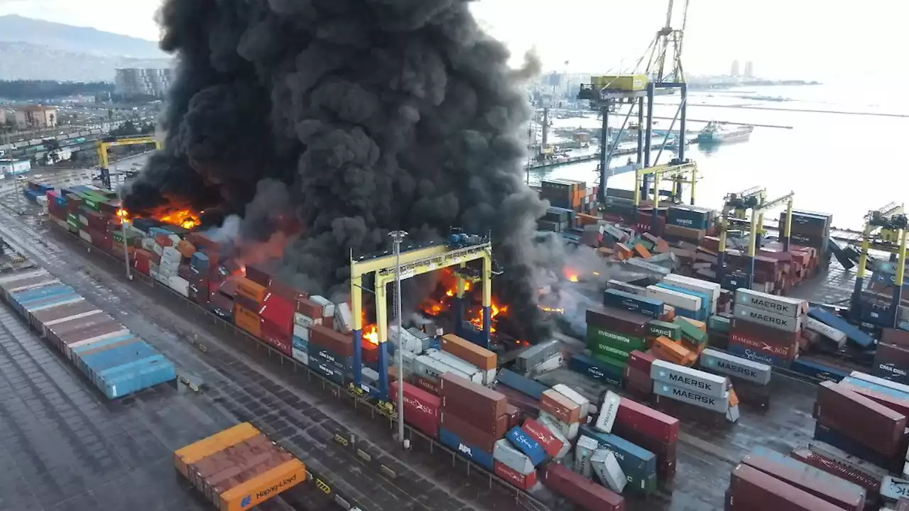 Nach Beben steht Hafen von Iskenderun in Flammen