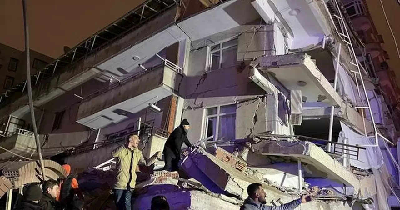 Turkey and Syria earthquakes: third tremor hits as death toll climbs