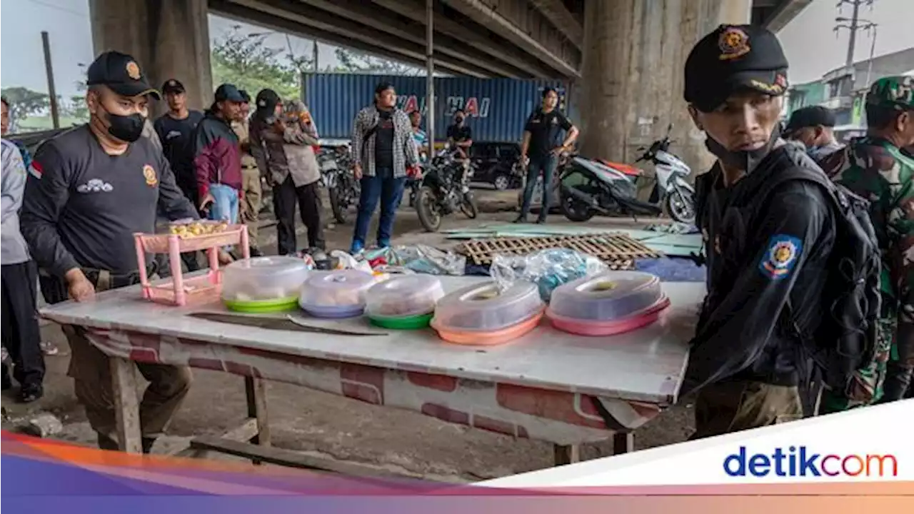 Bangunan Liar di Bawah Jembatan Layang Pelabuhan Tanjung Mas Semarang Dibongkar