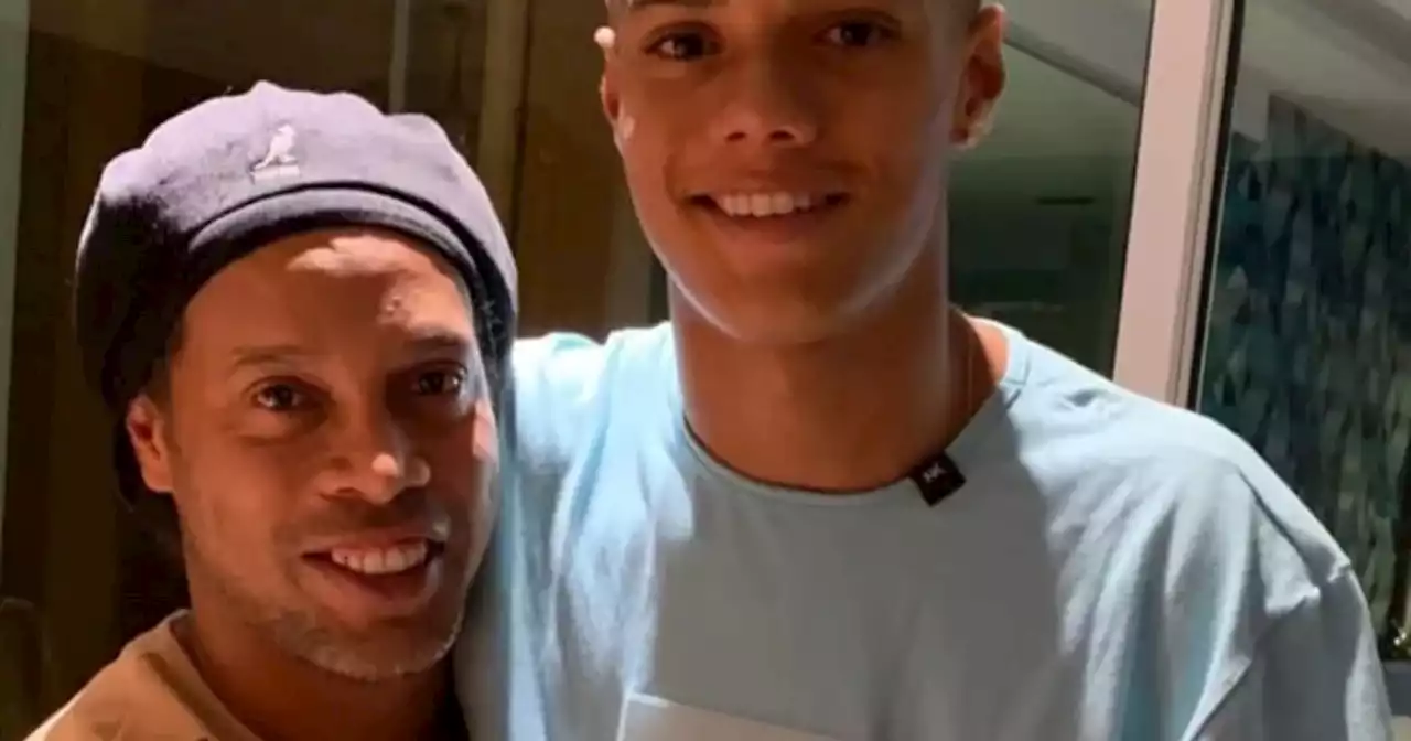 Sigue la dinastía: el hijo de Ronaldinho jugará en Barcelona