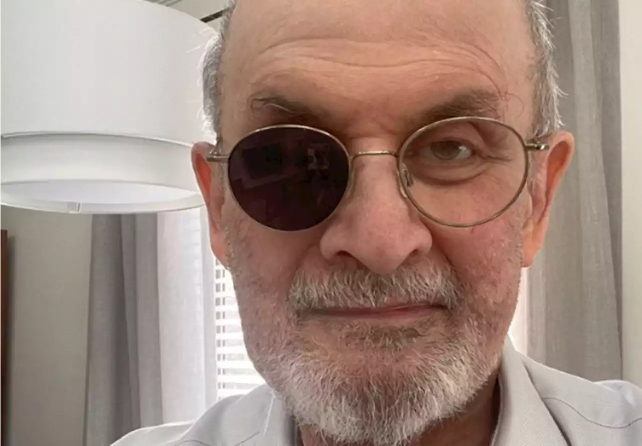 Tras apuñalamiento, Salman Rushdie reaparece y habla de su dificultad para escribir: 'Es deprimente'