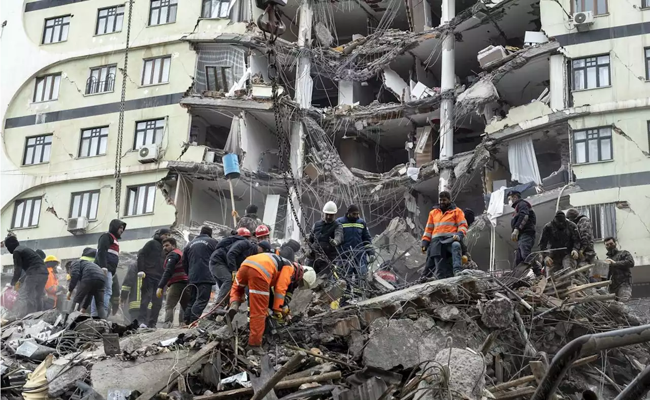 Tras devastadores terremotos, Turquía y Siria trabajan contra reloj en búsqueda de sobrevivientes