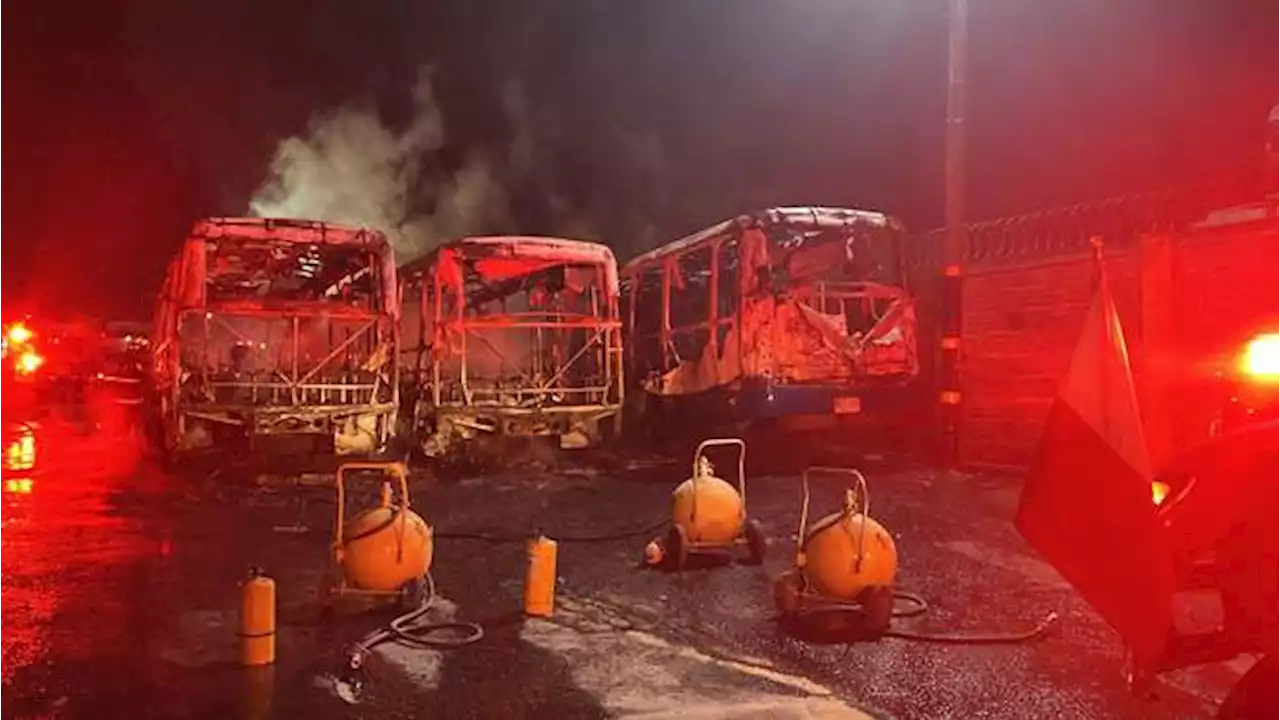 Incendio en Bosa dejó un herido y ocho buses de SITP quemados