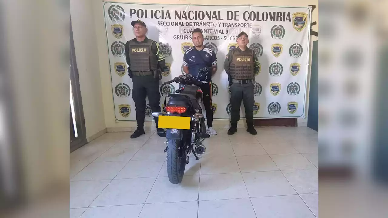 Policía de Carreteras de Sucre recupera moto que reportaron como robada