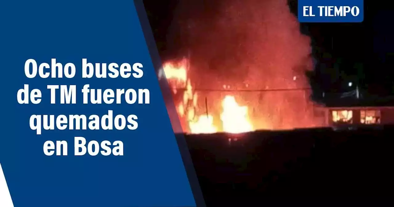 TransMilenio investiga extraño incendio que quemó ocho buses en patio de Bosa