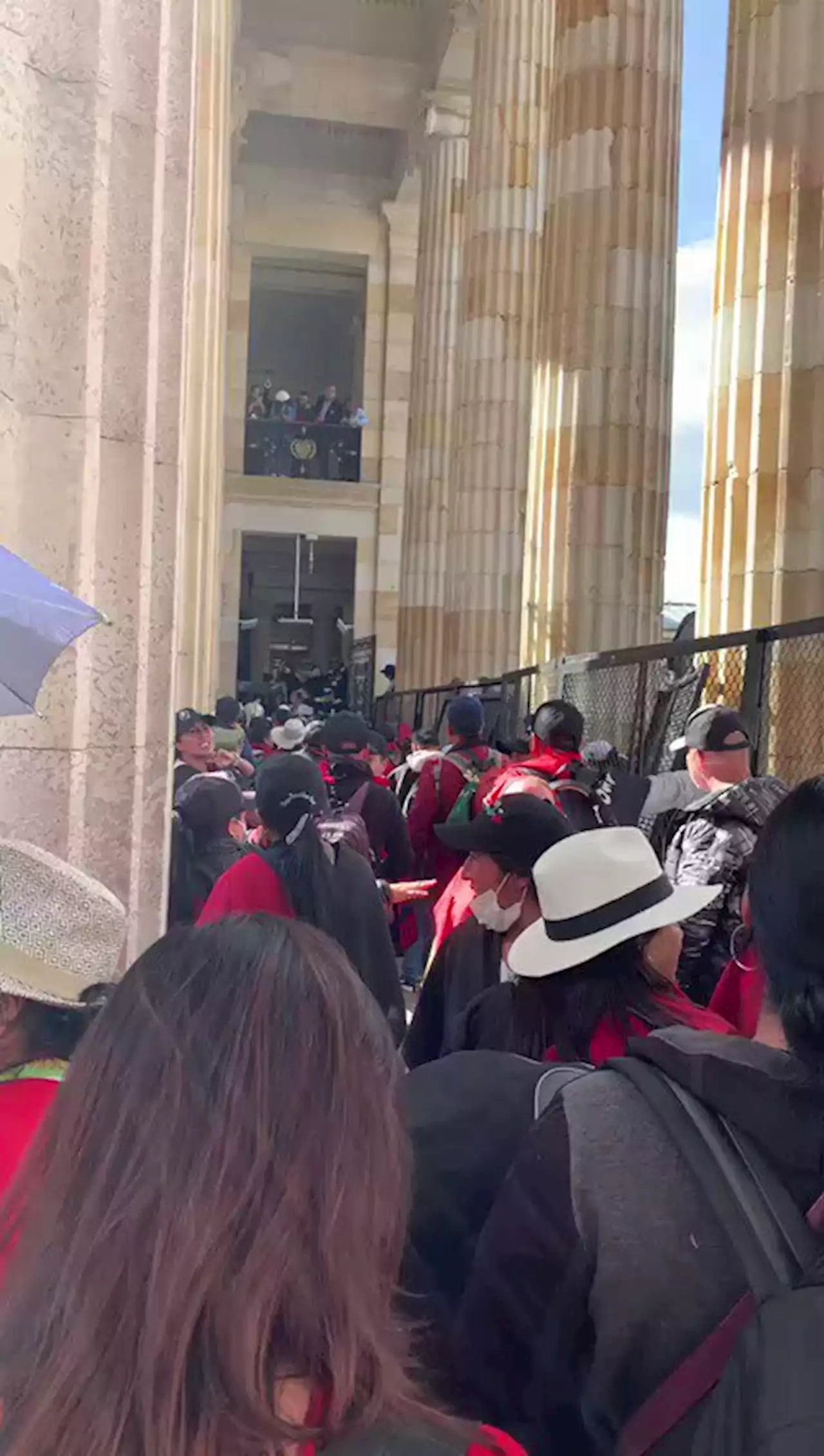 Atención: manifestantes bloquean entrada del Congreso de la República