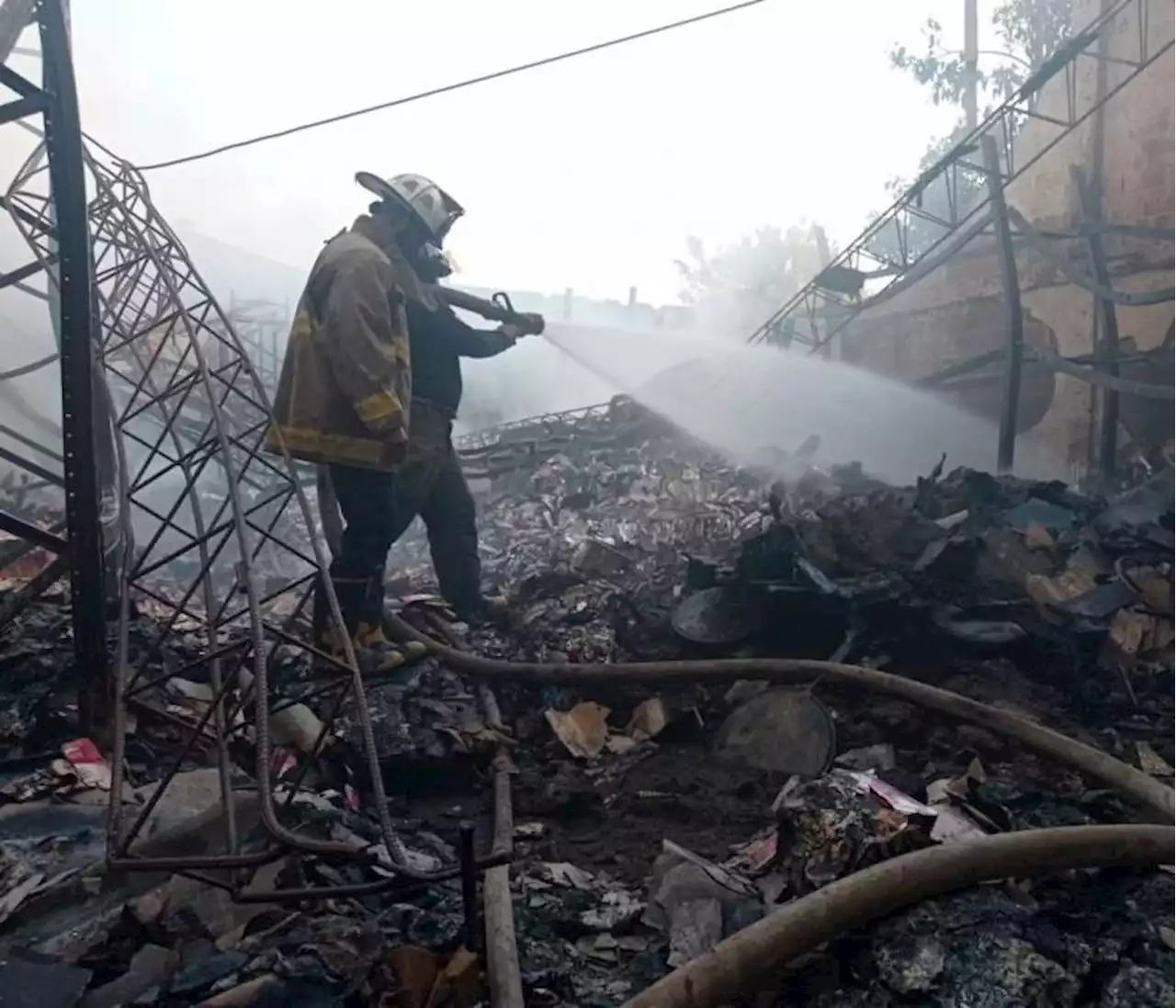 Fuerte incendio en bodega afectó a 100 trabajadores en el 20 de Julio