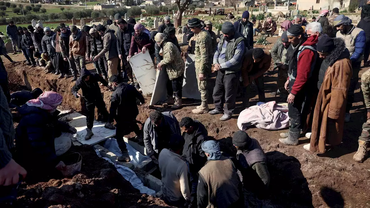 حلب المنكوبة تدفن موتاها.. وتصلي للعالقين تحت الأنقاض