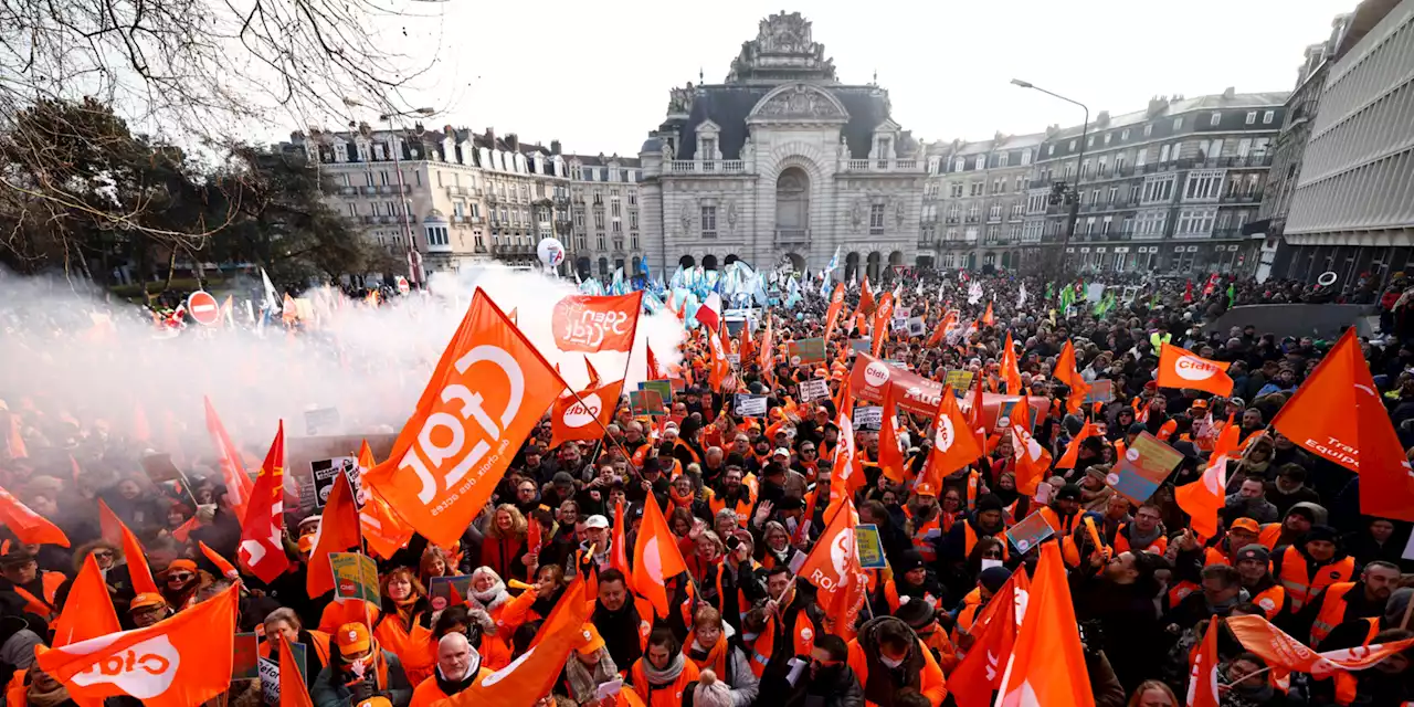 DIRECT - Réforme des retraites : 323.000 manifestants recensés à midi en France