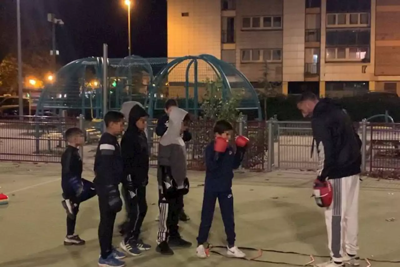 Privés de salle, de jeunes boxeurs s'entraînent dehors près de Toulouse