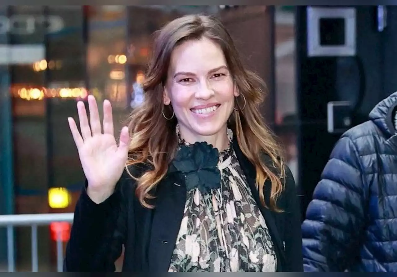 Hilary Swank partage une photo de son baby bump très arrondi sur Instagram