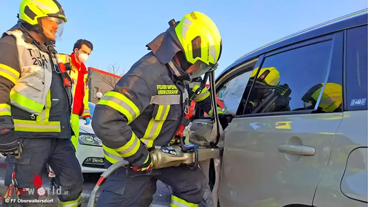 Nö: Schwerer Verkehrsunfall bei Oberwaltersdorf → zwei Personen eingeschlossen