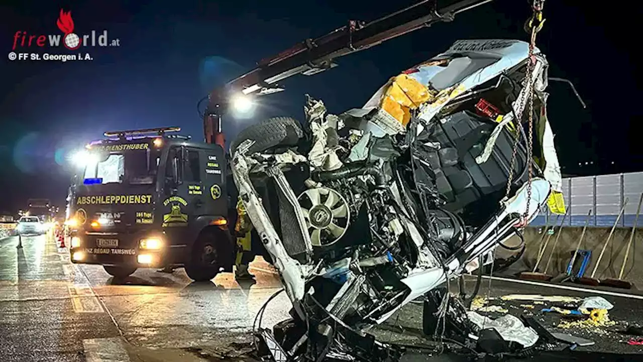 Oö: Lieferwagen prallt auf A 1 auf Sattelschlepper → Kabine zerfetzt, Lenker leicht verletzt