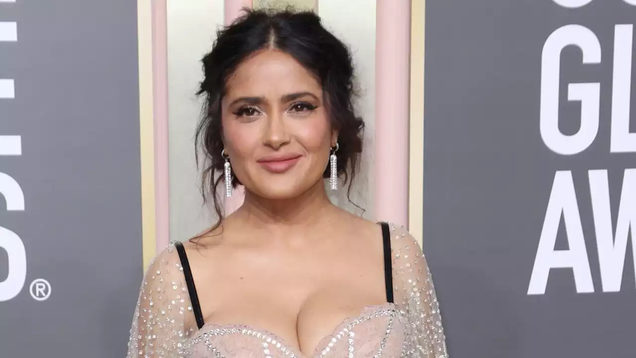 Salma Hayek (56 ans) : décolleté push-up et ventre à l'air, la bomba latina toujours plus torride en une d'un grand magazine - Grazia