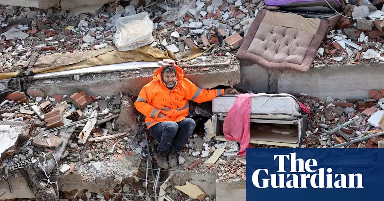 Photo of Turkish man holding hand of dead daughter underlines earthquake despair