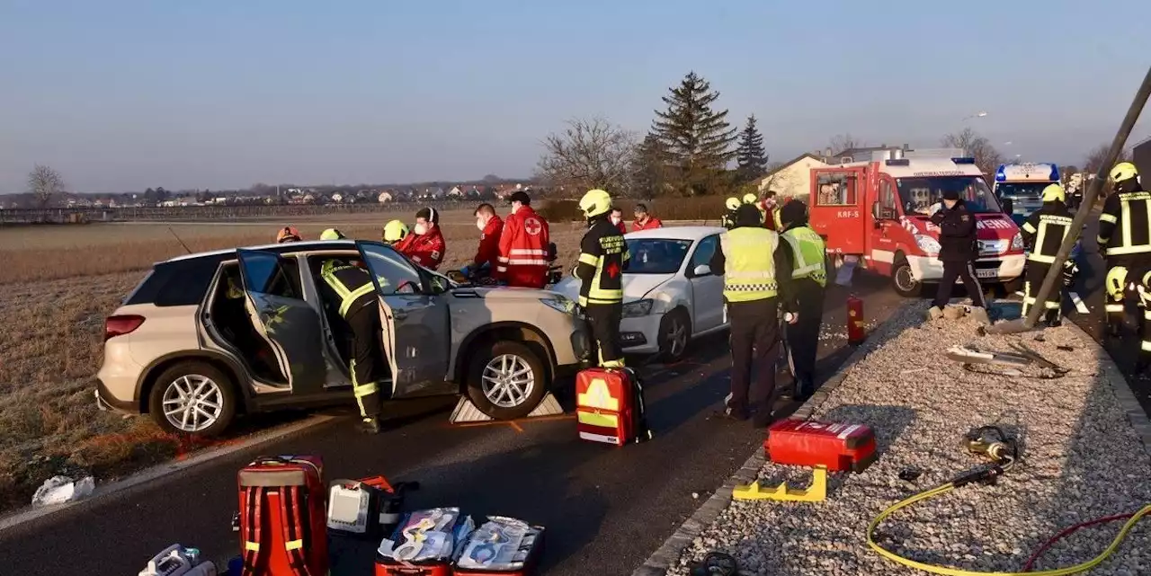 Lenker donnert gegen Pkw - 2 Personen eingeklemmt