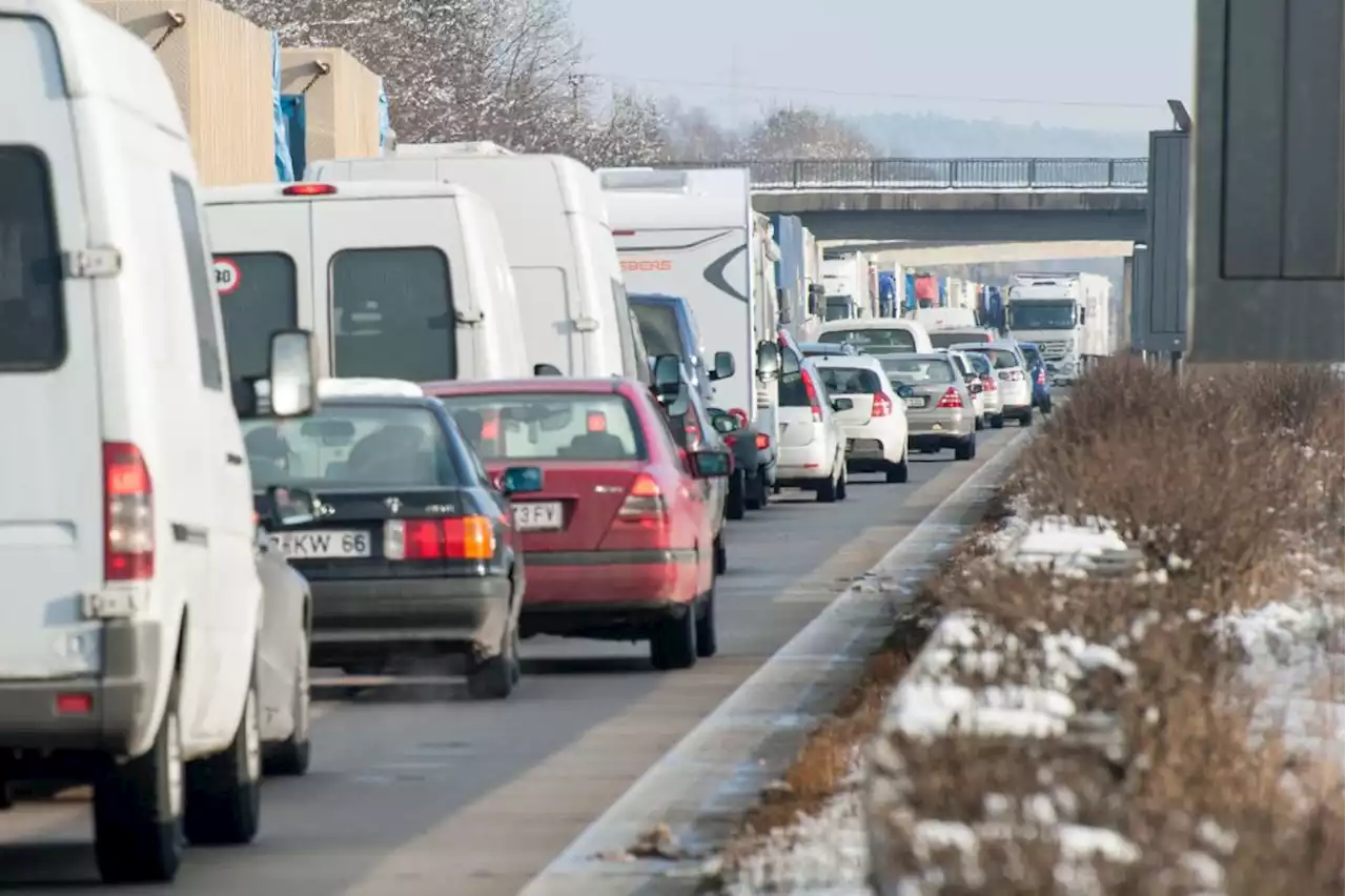 In Lastwagen gekracht: Kleiner Unfall führt zu Stau auf der A3 bei Deggendorf - idowa