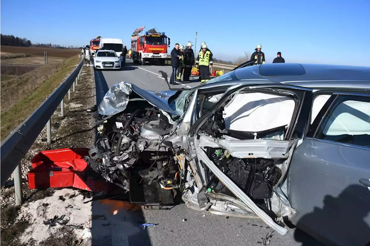 Rettungshubschrauber im Einsatz: Zwei Schwerverletzte bei Unfall auf der B15 bei Hagelstadt - idowa