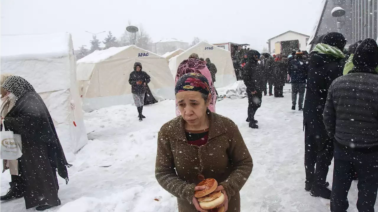 El tiempo invernal obstaculiza los rescates tras los terremotos en Turquía y Siria