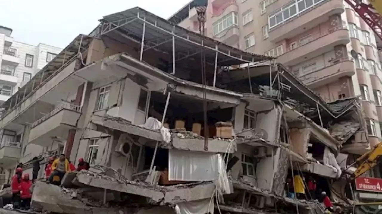 El momento exacto en el que colapsa un edificio en Turquía