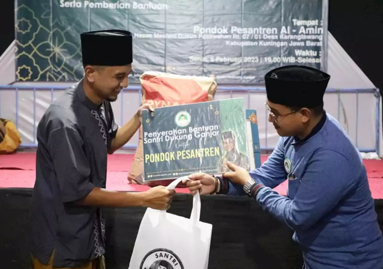 Santri Dukung Ganjar Salurkan Bantuan untuk Pembangunan Gedung Masjid di Kuningan