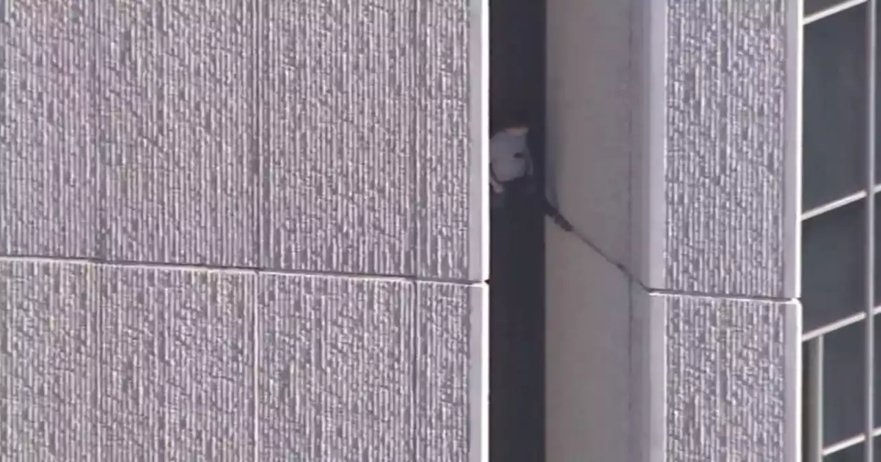 Emergency crews rescue man stuck on Chase Tower