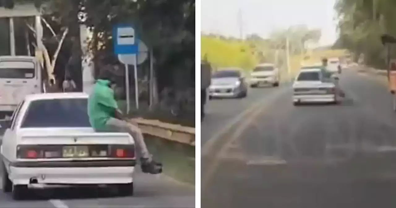 Video: Sujeto iba sentado muy tranquilo encima de un carro porque no había espacio en él