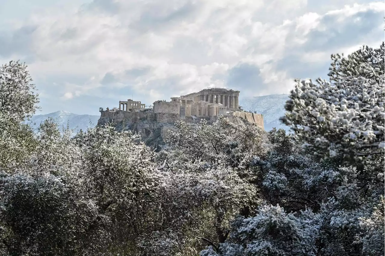 Nevadas causan caos de transporte y cierres escolares en Atenas