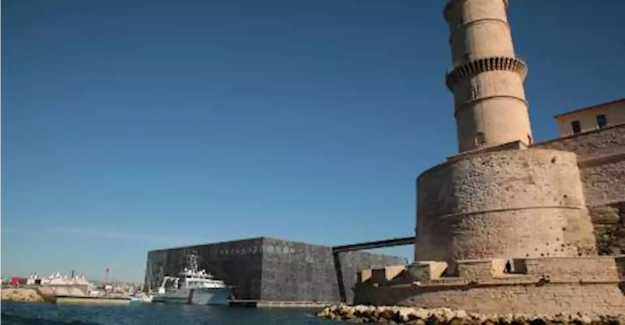 Marseille : un skipper vidange son réservoir dans la darse