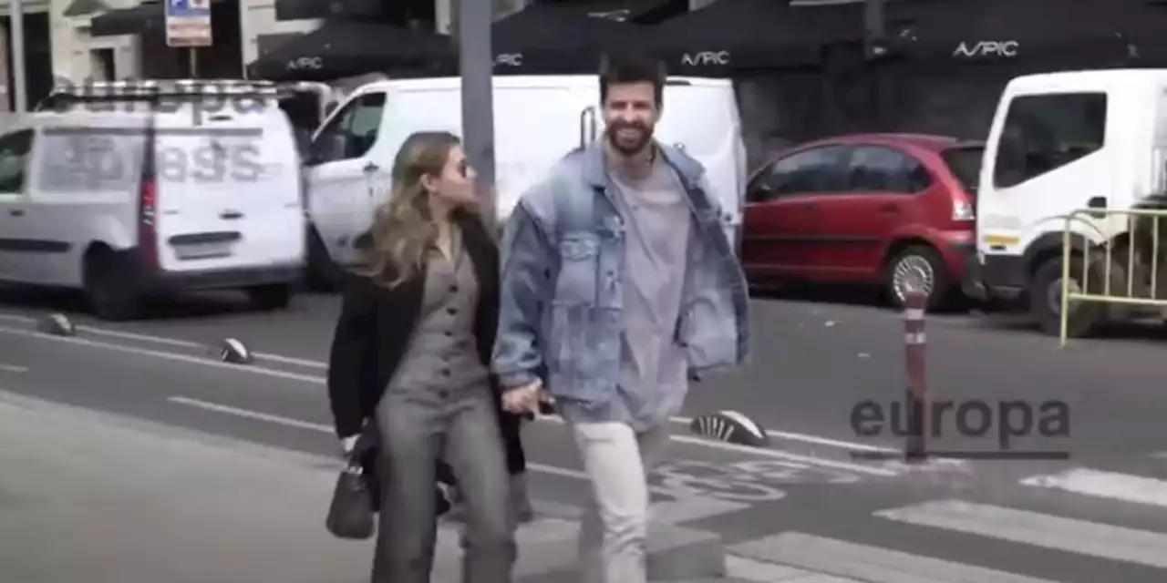 Captan a Piqué y Clara Chía paseando en la calle; ella se estrella con una puerta y él se burla (VIDEO)