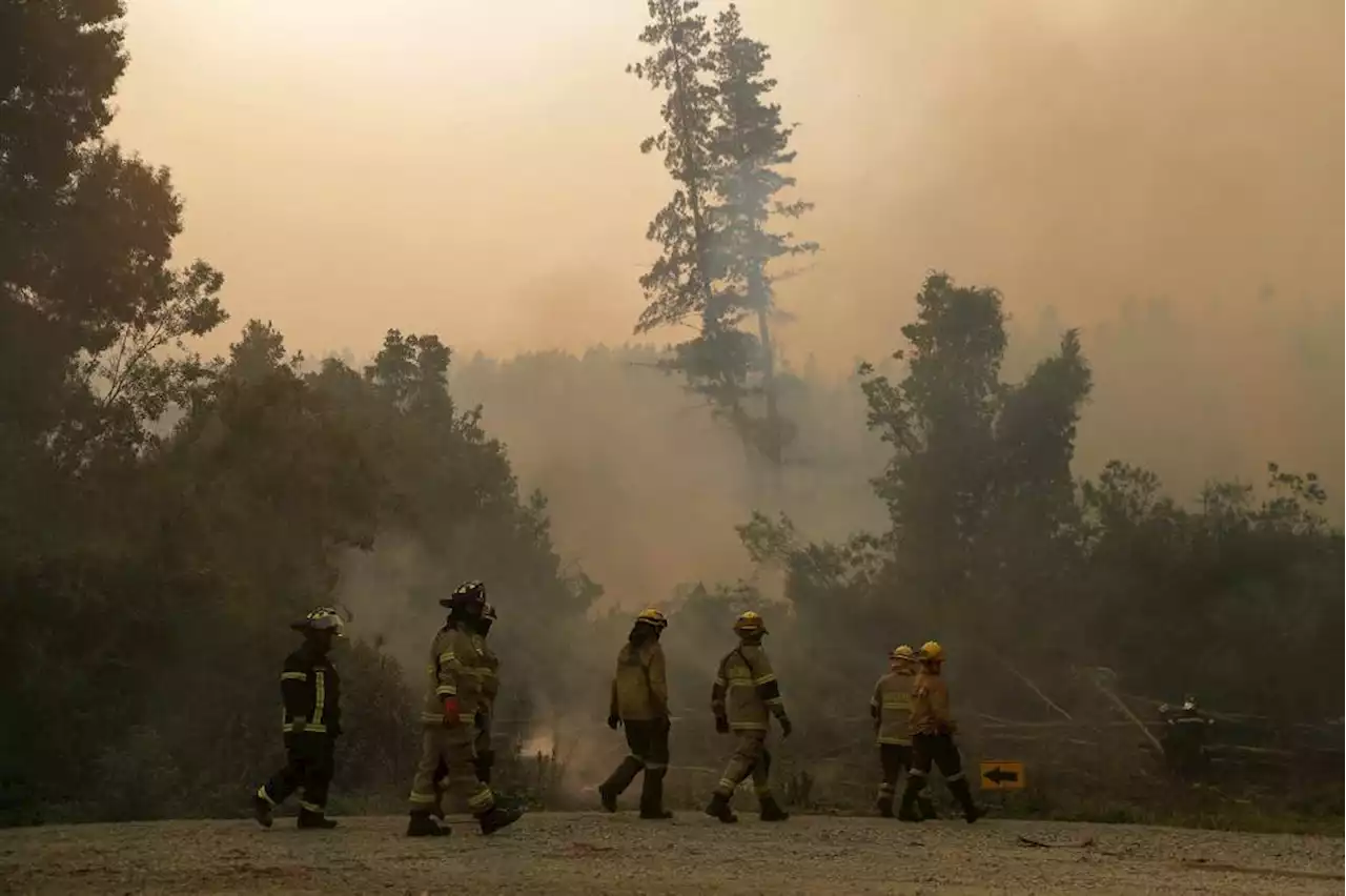 International help arrives for fire-hit Chile