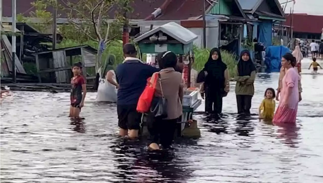 Banjir Rendam Perumahan Jalan Anoi Palangka Raya, Warga Mengungsi