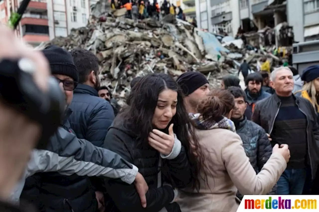 Foto : Tangis Kesedihan Iringi Proses Pencarian Korban Gempa di Turki dan Suriah | merdeka.com