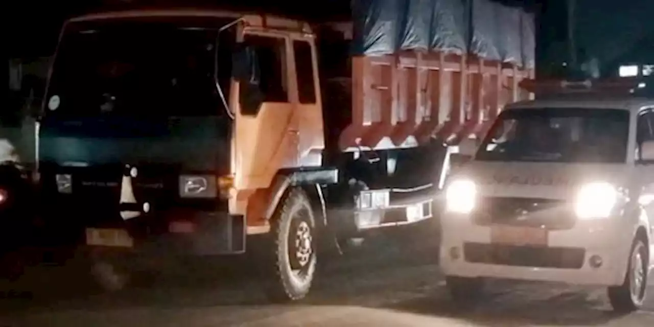 Hilang Kendali, Pengendara Motor Tewas Terlindas Dump Truk di Cikarang Bekasi | merdeka.com