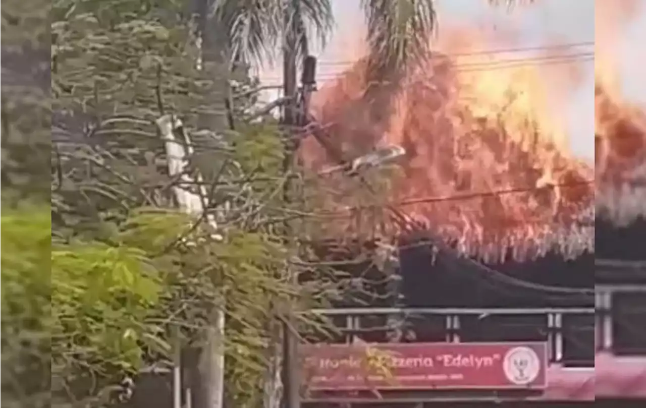 En Holbox, Quintana Roo, incendio afecta pizzería y casa de cultura