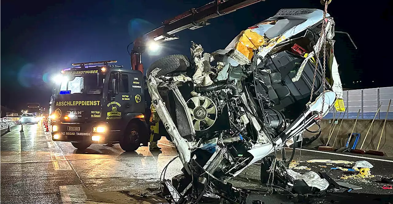 Bild der Zerstörung: Lenker überlebte desaströsen Unfall auf A1