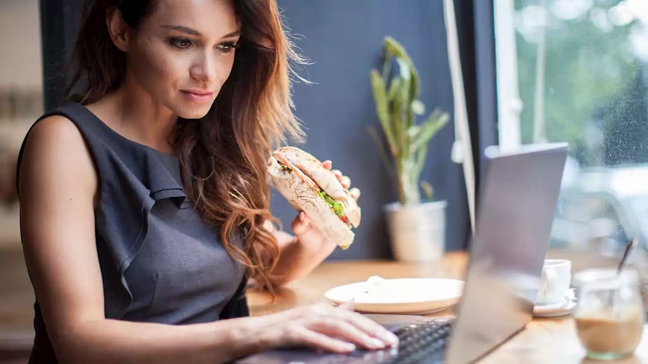 Darf ich am Schreibtisch essen und trinken?