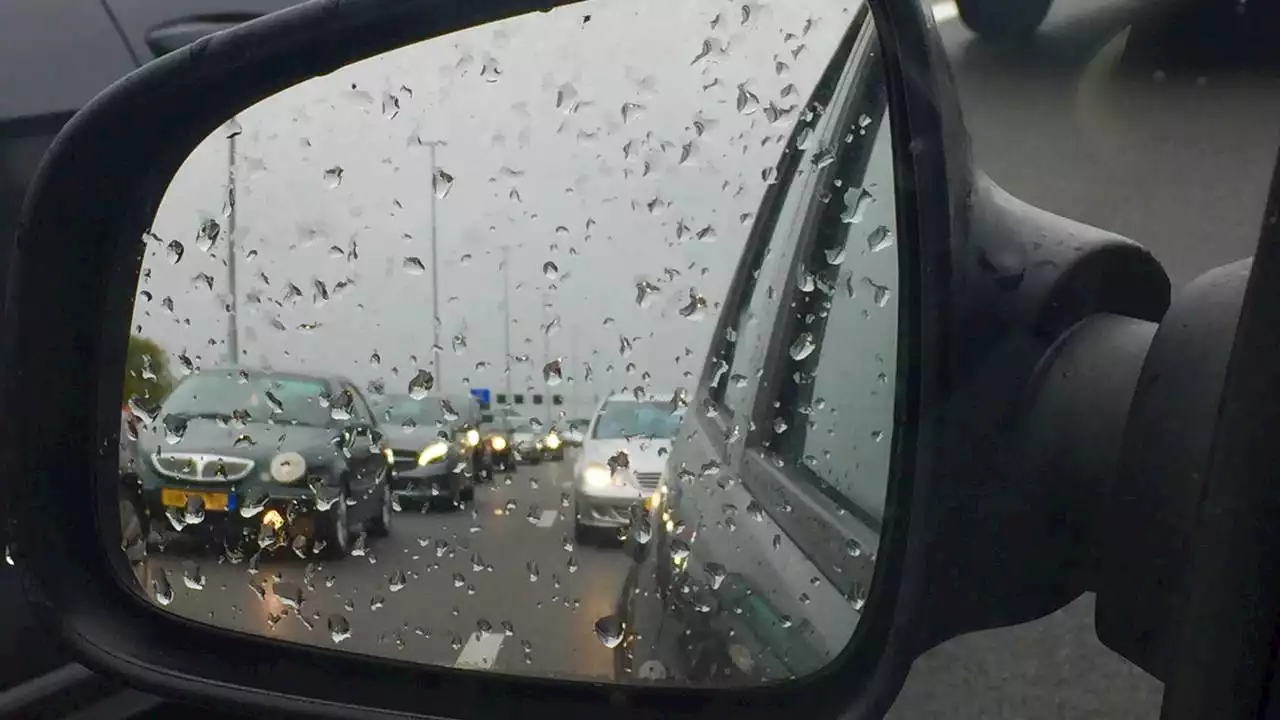 Ruim uur vertraging op A2 van Den Bosch naar Utrecht nadat auto vlam vat