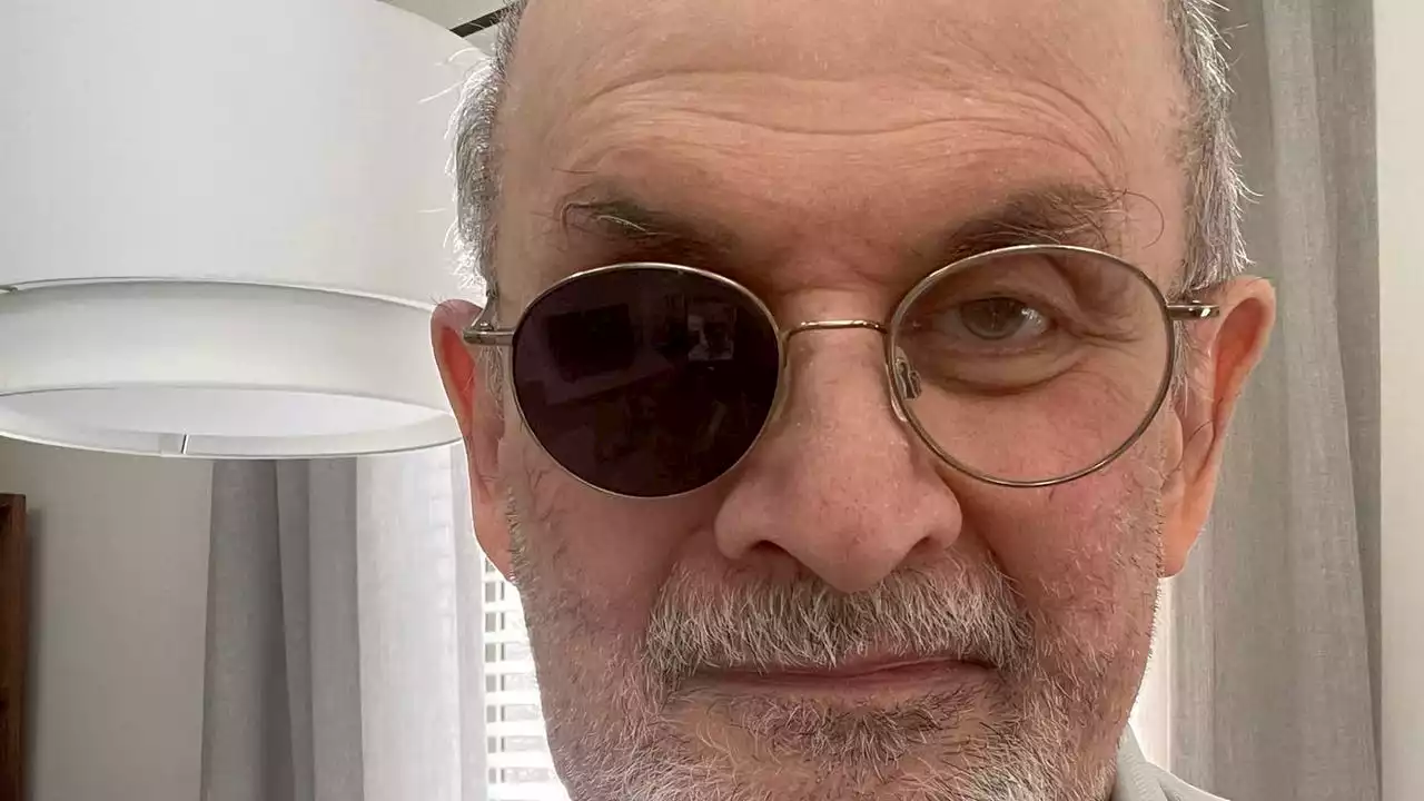 Salman Rushdie reaparece meses después del apuñalamiento: 'Ahora que casi me muero, todos me aman'